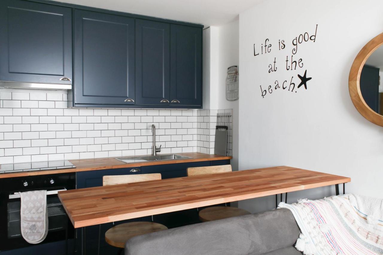 Lovely 2- Bedroom Apartment With Stunning Sea Views 워딩 외부 사진