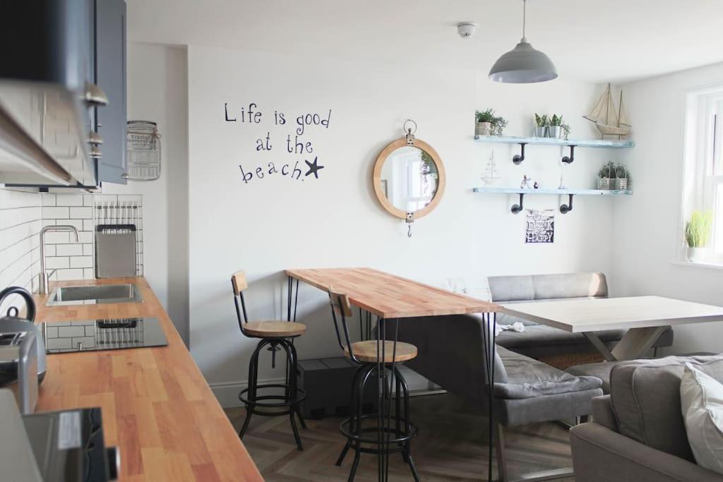 Lovely 2- Bedroom Apartment With Stunning Sea Views 워딩 외부 사진