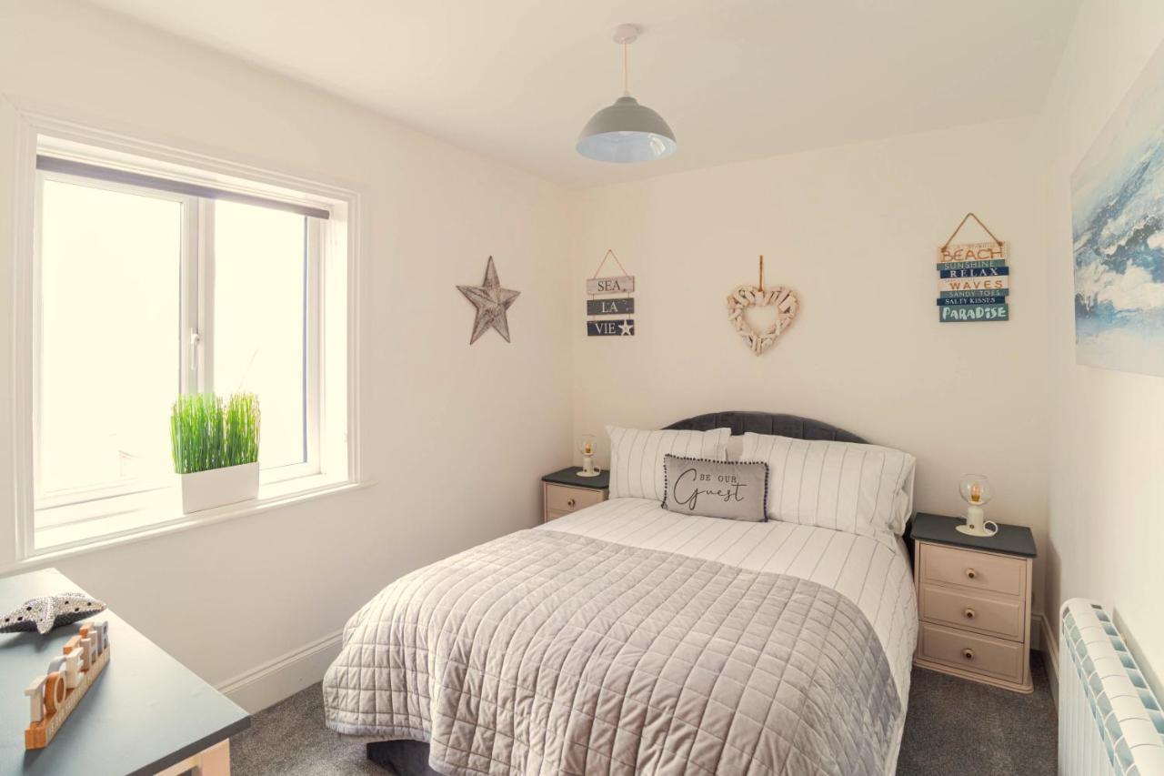 Lovely 2- Bedroom Apartment With Stunning Sea Views 워딩 외부 사진