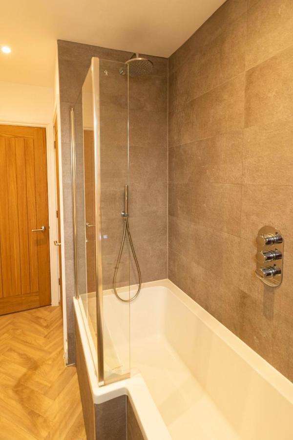Lovely 2- Bedroom Apartment With Stunning Sea Views 워딩 외부 사진