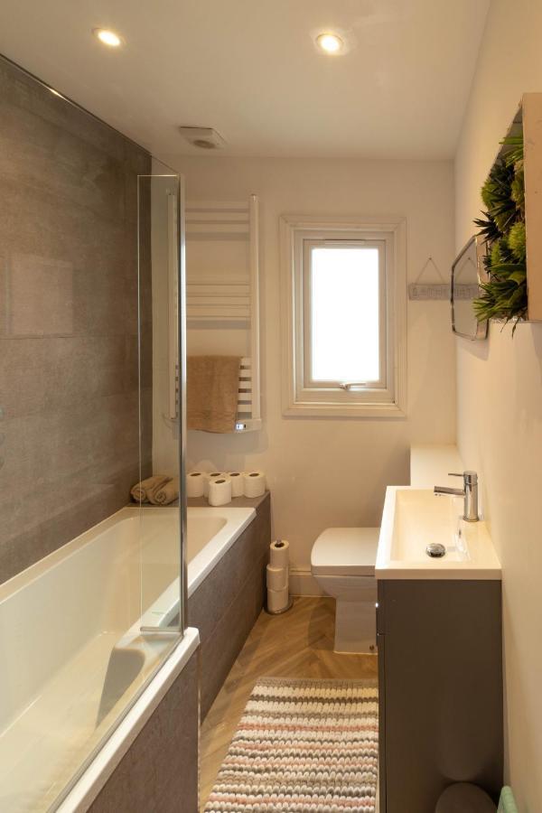 Lovely 2- Bedroom Apartment With Stunning Sea Views 워딩 외부 사진